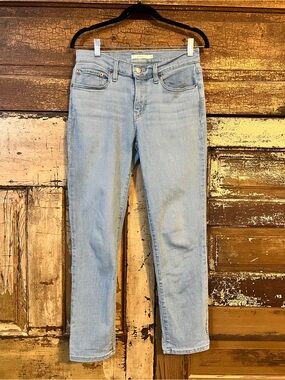 Levi’s Light Wash Straight Leg Jeans | Classic Mid Rise Denim | Size 27